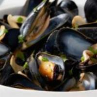 Mussels in white garlic sauce · 