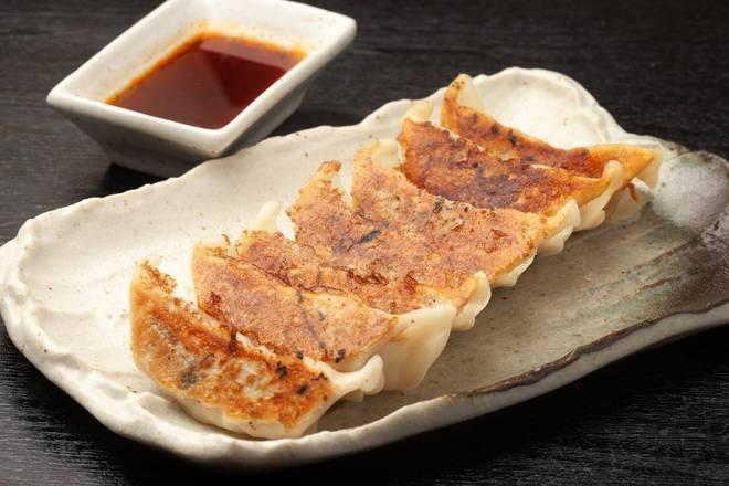 Pan Fried Gyoza Dumplings 煎鸡肉饺子 · 7 pieces.