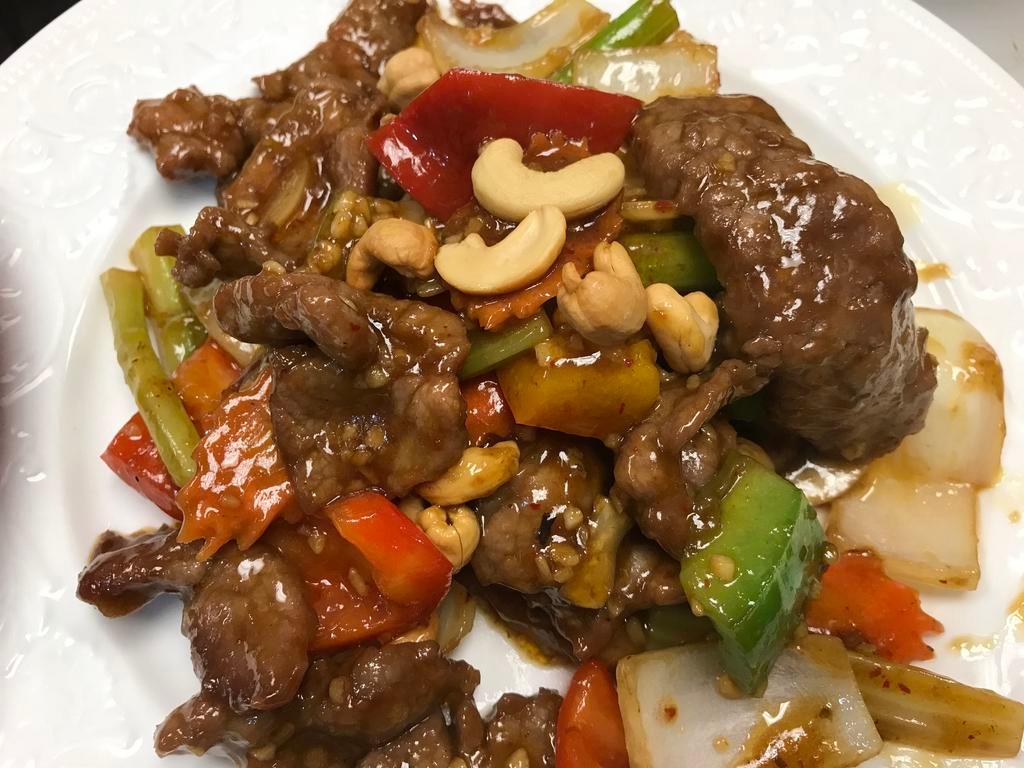39. Golden Cashew · Choice of meat. Bell pepper, celery, carrot, cashew nuts, mushroom, baby corn onion special sauce. Spicy.