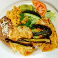 Pechuga a La Plancha · Chicken breast with rice, refried beans and salad.
