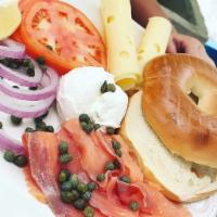 NEW YORK BAGEL · Bagel with cream cheese, capers, smoked salmon, red onions, lemon