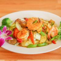 Rainbow Prawns · Prawns sautéed with yellow curry, broccoli, carrots, eggplants, onions, and bell peppers.
