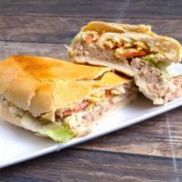 Sandwich de Atun · A healthy tuna sandwich with fresh lettuce, tomato, onions, cheese and mayonnaise.