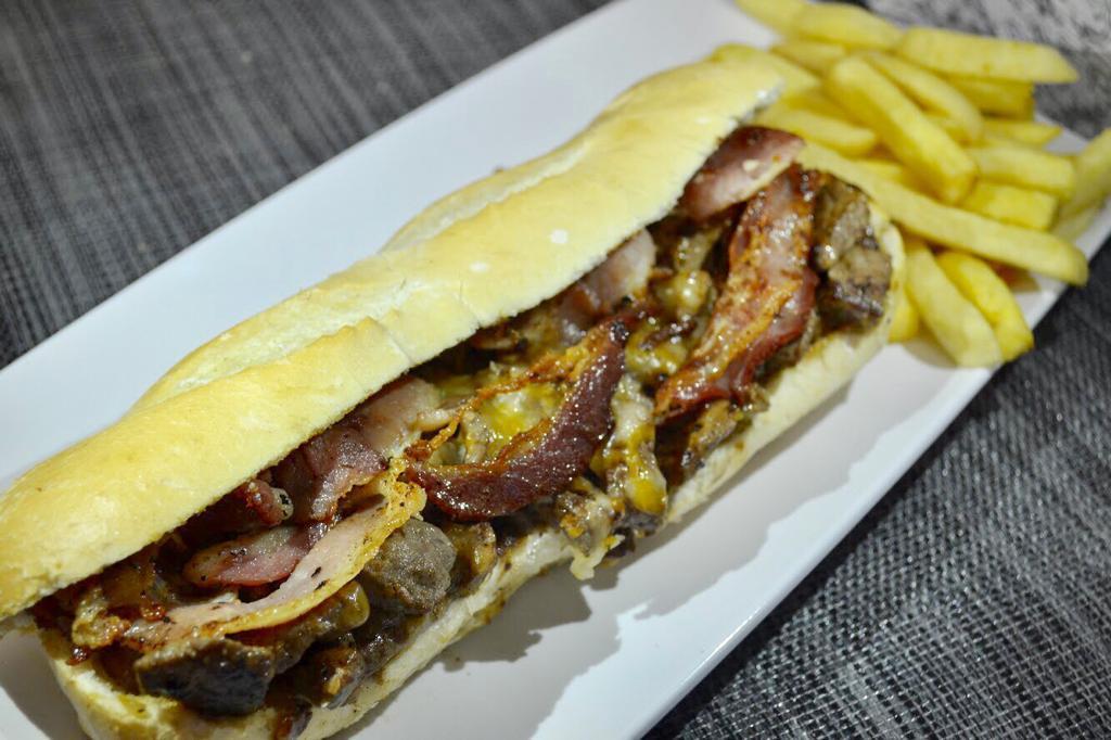 Res Pepito · Carne de res, bacon, jamon y queso and papas fritas.