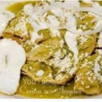 Chilaquiles Verdes con Huevo · Chilaquiles green sauce with eggs.