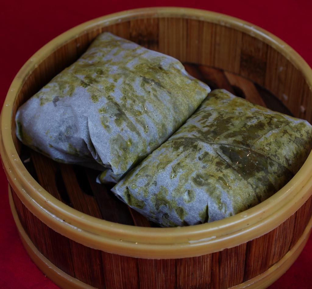 Sticky Rice Wrapped in Lotus Leaf 糯米鸡 · 