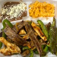 Fajitas Mix · Bistec y Pollo con Arroz, Frijoles, Guacamole y Tortillas.
Steak and Chicken with Rice, Bean...