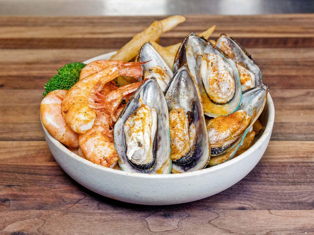 Mussel & Shrimp Boil (Small) · 7 mussels, 7 steamed shrimp, corn, broccoli, potato in Cajun sauce