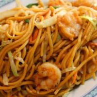 33. Shrimp Chow Mein · Served with soft noodle.