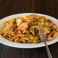 34. House Special Chow Mein · Served with shrimp, chicken, bbq pork, vegetables and soft noodles.