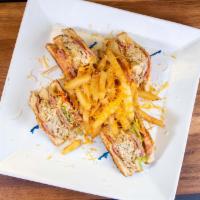 Club Sandwich · Pechuga de pollo desmenuzada, jamon, queso, lechuga, tomate y papas fritas.