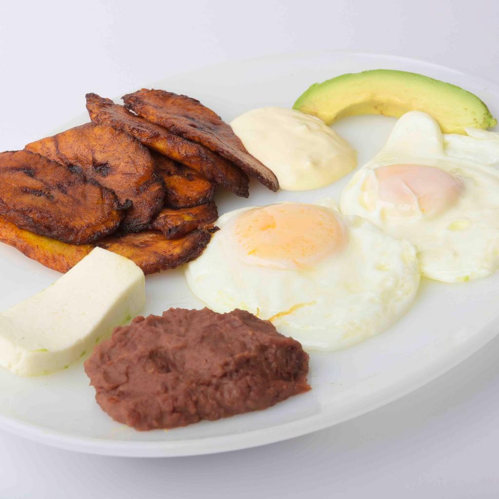 Desayuno · Eggs, beans, cheese, sour cream, and ripe banana.