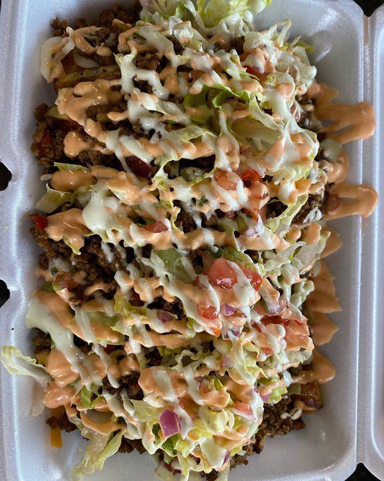 Yaroa de res · French fries, fried sweet plantain, beef, cheese, lettuce, pico de gallo, pink sauce and ranch sauce 