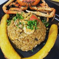 Arroz Marinero · Marinero rice. Pulpo, calamar, almeja negra, gamba, cangrejo y tostones. Octopus, squid, bla...