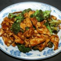 Chicken with Broccoli (Qt) · Served with white rice.