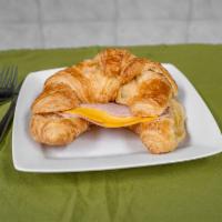 Croissant con queso y Jamón · Croissant with ham and cheese
