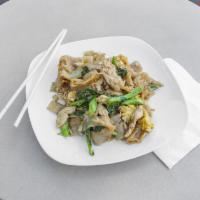 4. Pad See U · Flat rice noodle stir-fried with egg,broccoli and carrots in brown sauce.