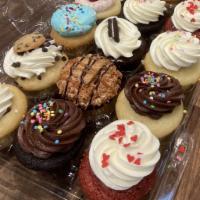 1 Dozen Mix of Classic and Center-Filled Molly's Cupcakes · Get the best of both worlds with 6 of our famous centerfilled cupcakes and 6 of our classic ...