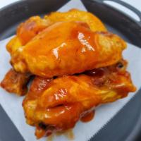 Small 5 Pieces Wing Combo · Five bone-in jumbo wings with one flavor, fries or veggie sticks, one dip and one can.