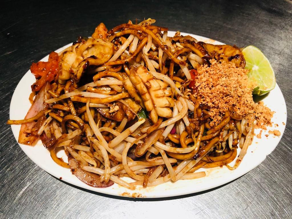 U17. Indian Mee Goreng · Fried yellow noodles in sour, spicy, sweet, with shrimp, fishcake, squid, egg, bean sprouts, bell pepper, crispy tofu, tomatoe, and peanusts