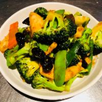 C8. Chicken and Broccoli in Garlic Sauce · Sauteed chicken with carrot, broccoli, snow peas, and scallion in garlic sauce.