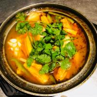 E4. Seafood Tomyam Casserole · Shrimp, fish cakes, squid, scallop, crab meat, tomato, carrot, snow peas with tomyam sauce (...