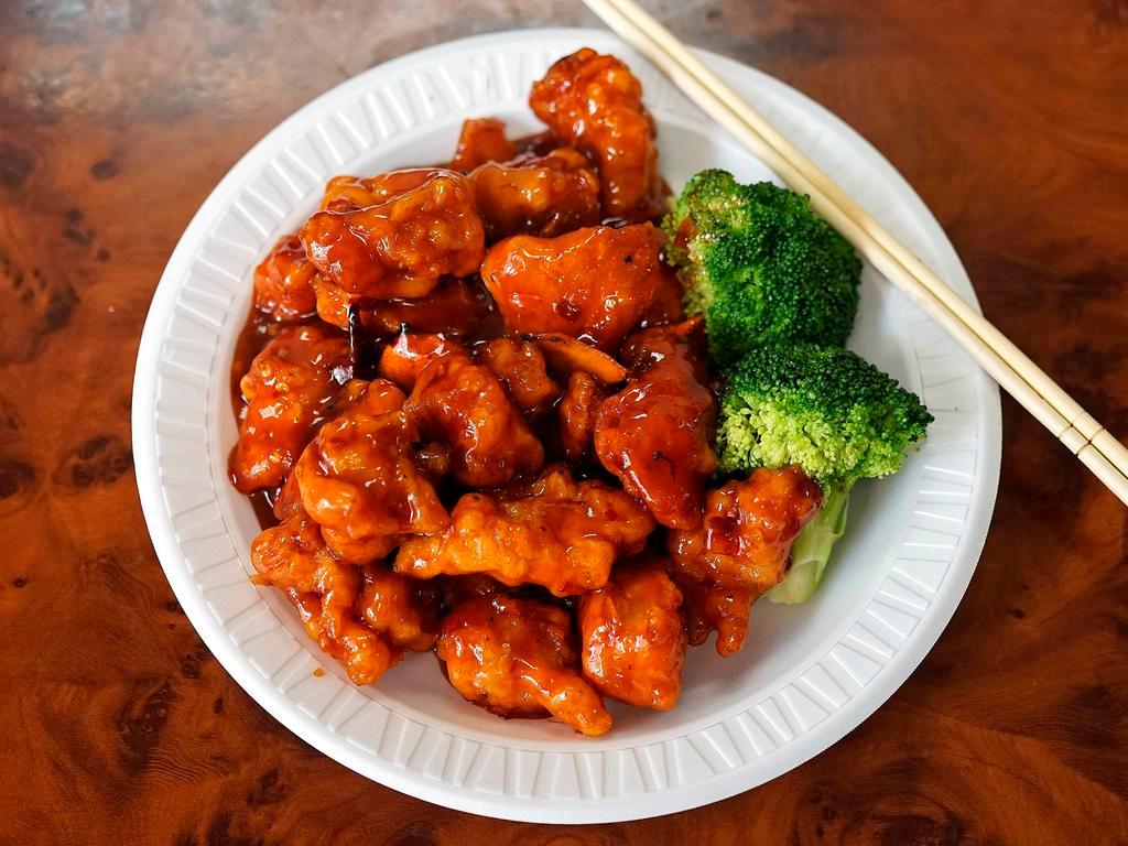 H2. General Tso's Chicken Special · White meat. Chunks of chicken sauteed in chef's special sauce and garnished with broccoli on the side. Hot and spicy.