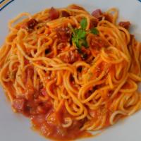 Espaguetis con Pollo · Spaghetti with chicken. Served with red or white sauce or Alfredo sauce.