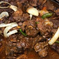 Chivo guisado, arroz y habichuelas · Goat stew, rice and beans