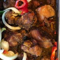 Pollo guisado, arroz y habichuelas · Chicken stew, rice and beans