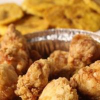 Chicharrón de pollo sin hueso con tostones  · boneless chicken chunks with tostones