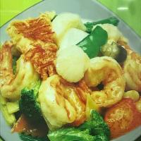 Seafood Combination Chef's Specialty · Prawns and crab meat scallops and lobster with mixed vegetables.