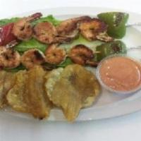 Camarones a La Plancha · Grilled shrimp kebab with peppers and tostones.