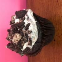 Cookies-and-cream Cupcake · Chocolate cake topped with oreo vanilla buttercream and oreos.