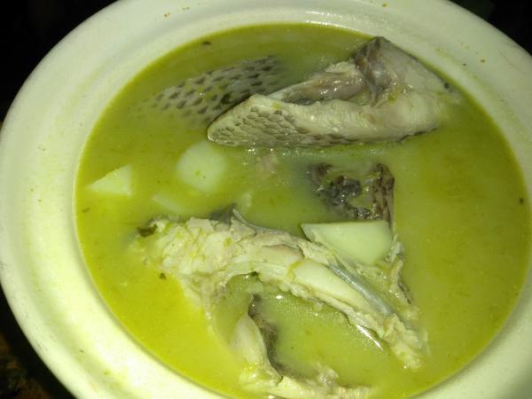 Caldo De Pescado En Salsa · Fish soup in green or red sauce.