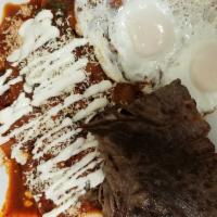 Chilaqules Con 2 Huevos Y Carne · Two eggs and meat with green or red chilaquiles.