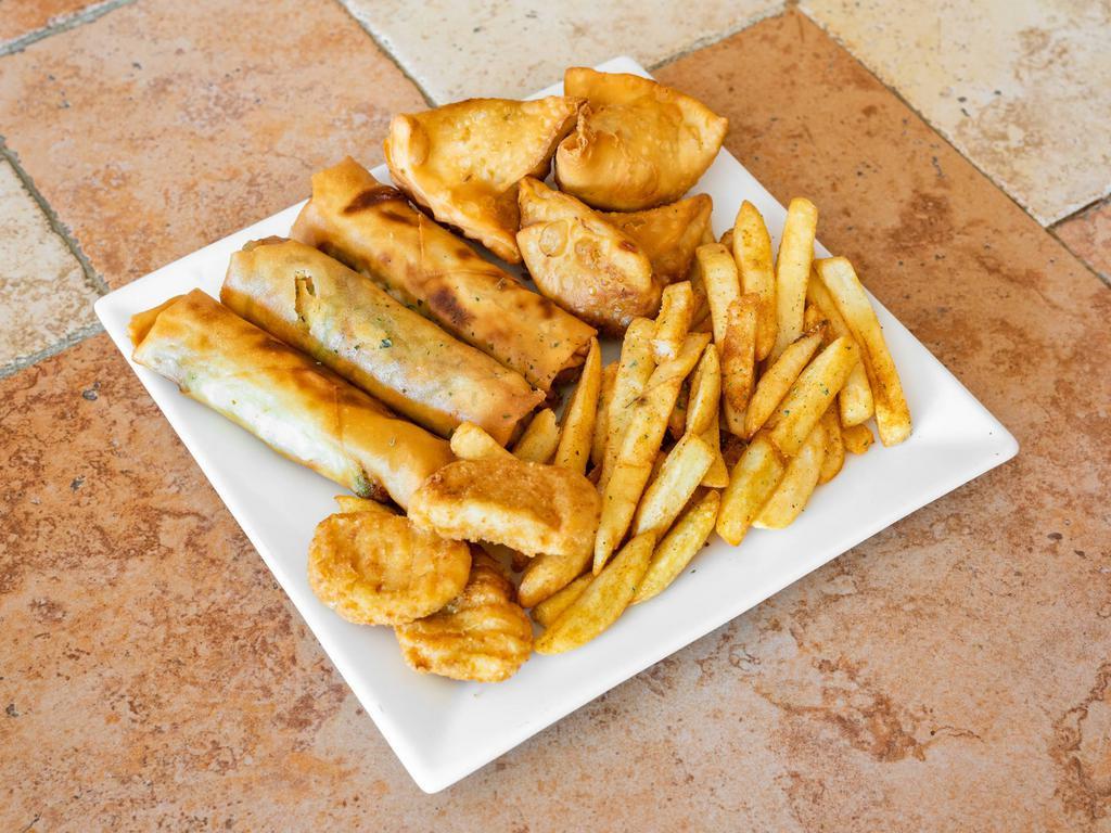 Maast platter · 3 pieces samosas, 3 pieces spring rolls chicken nuggets, and fries.
