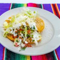 Gorditas de chicharron  · Lechuga, tomate,queso y crema 
 Lettuce,Tomato,cheese, sour cream 