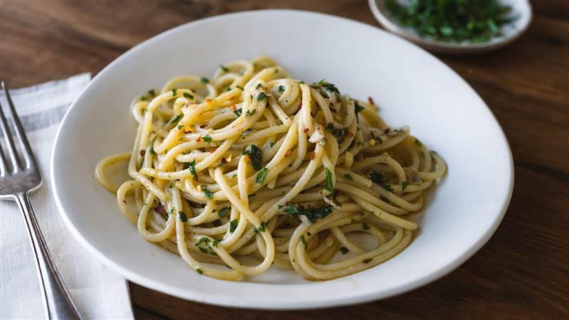 LINGUINE W/ GARLIC & OIL · Linguine pasta tossed with extra virgin olive oil and fresh garlic.