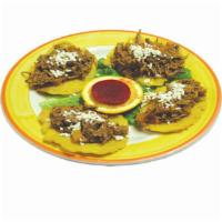  Tostones con Guacamole y Carne Desmechada · Green plantain with avocado and chopped meat.