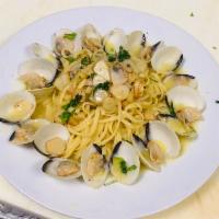Linguine with red or white clam sauce · Served with red or white sauce.