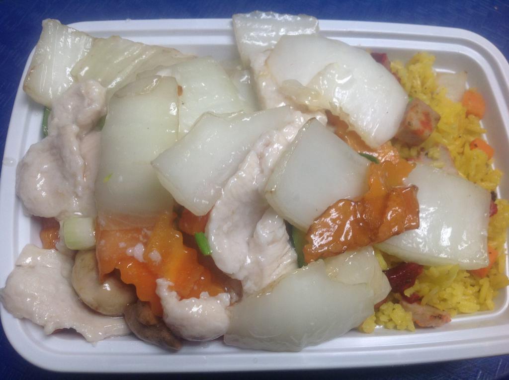 C3. Chicken with Chinese Vegetables Combo Platter · Served with an egg roll and roast pork fried rice. 