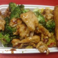 C9. Chicken with Broccoli Combo Platter · Served with an egg roll and roast pork fried rice. 