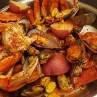 Queens Cajun Combo 3 · 1/2 lb. Dungeness crab,
1/2 lb. shrimps,
1/2 lb. clams,
1/2 lb. black mussels,
1/2 lb. crawf...