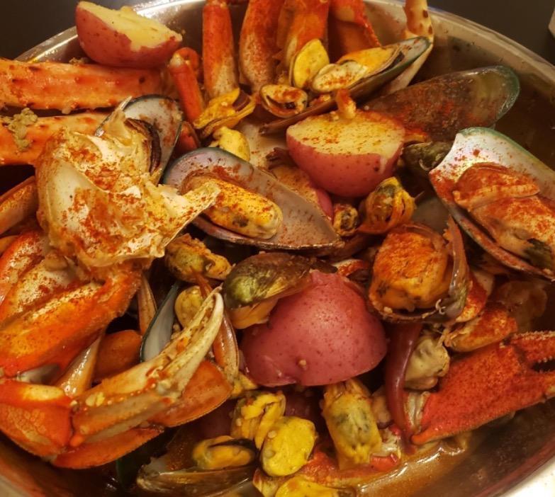 Queens Cajun Combo 3 · 1/2 lb. Dungeness crab,
1/2 lb. shrimps,
1/2 lb. clams,
1/2 lb. black mussels,
1/2 lb. crawfish,
1/2 lb. New Zealand mussels.