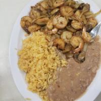 Camarones al Mojo de Ajo · Prawns sauteed in butter with garlic, mushrooms and onions.