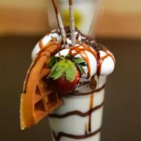 Vanilla Shake · Caramel syrup, chantilly, pucky sticks, waffle and strawberries.