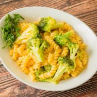 Roasted Garlic and Broccoli Mac N Cheese · 