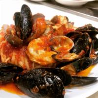 Gamberi fra Diavolo  · Shrimp, clams, and mussels in a spicy marinara sauce with linguine. 