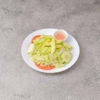 Ensalada de Aguacate · Avocado salad.